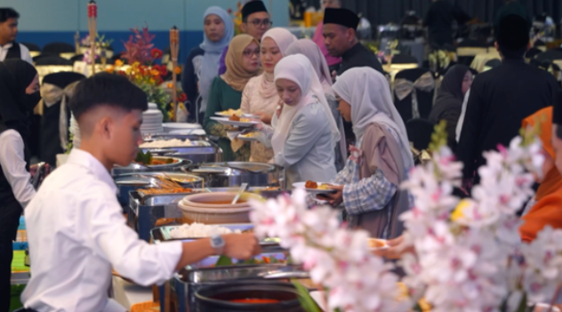 Majlis Aidilfitri MBI Selangor 2025 — cultural performance on stage